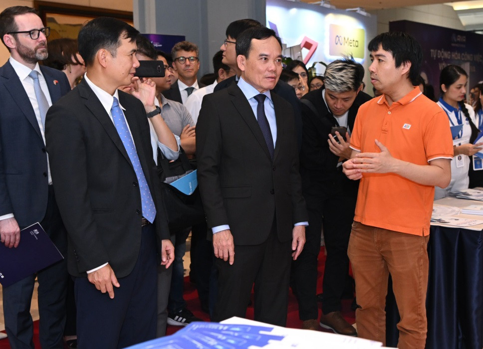 Trưởng ban Kinh tế nghe thuyết minh về ứng dụng của AI trong việc tự động hoá một số hoạt động của doanh nghiệp, người dùng tại gian hàng của FPT. Ảnh: Ban tổ chức. Trưởng ban Kinh tế nghe thuyết minh về ứng dụng của AI trong việc tự động hoá một số hoạt động của doanh nghiệp, người dùng tại gian hàng của FPT. Ảnh: Ban tổ chức.