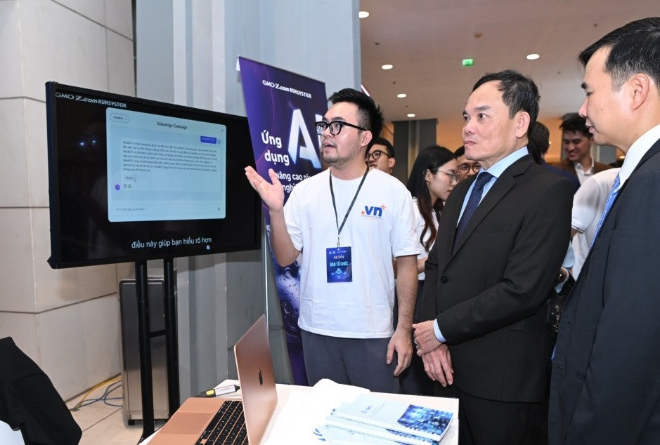 Tại gian hàng của Runsystem GMO-Z, đoàn được giới thiệu sản phẩm chatbot AI nổi bật với tính năng hỗ trợ, giải đáp. Ảnh: Ban tổ chức. Tại gian hàng của Runsystem GMO-Z, đoàn được giới thiệu sản phẩm chatbot AI nổi bật với tính năng hỗ trợ, giải đáp. Ảnh: Ban tổ chức.