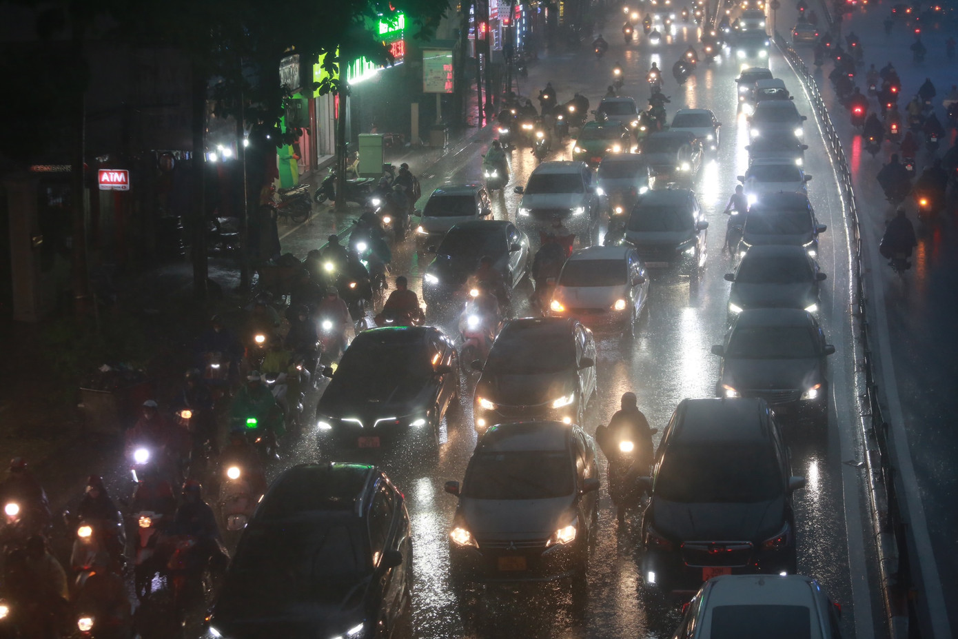 Đường Nguyễn Trãi (quận Thanh Xuân) tắc nghẽn.