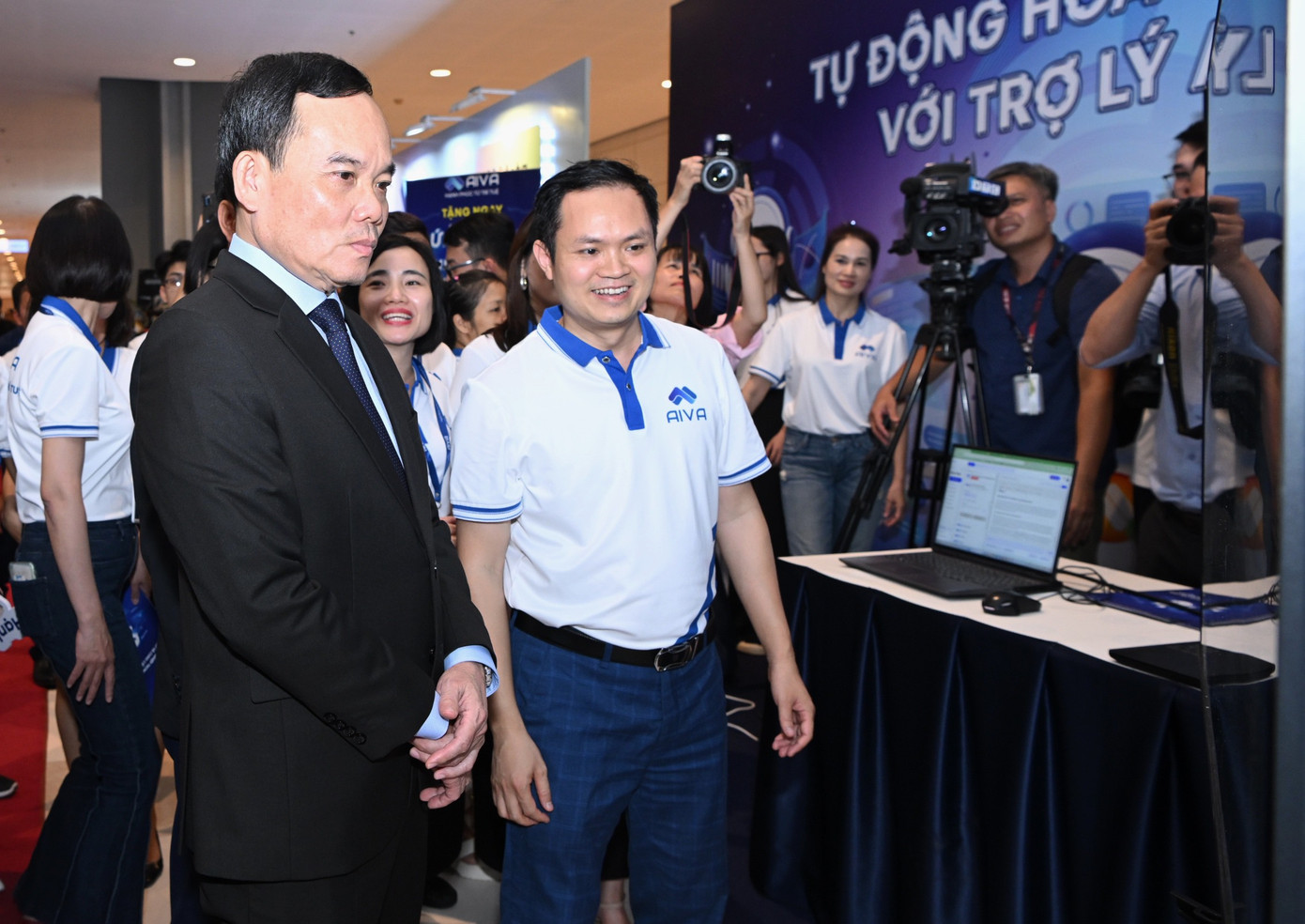 Đoàn trải nghiệm công nghệ, thử tạo một nghị quyết liên quan đến AI tại gian hàng của AIVA. Ảnh: Ban tổ chức. Đoàn trải nghiệm công nghệ, thử tạo một nghị quyết liên quan đến AI tại gian hàng của AIVA. Ảnh: Ban tổ chức.