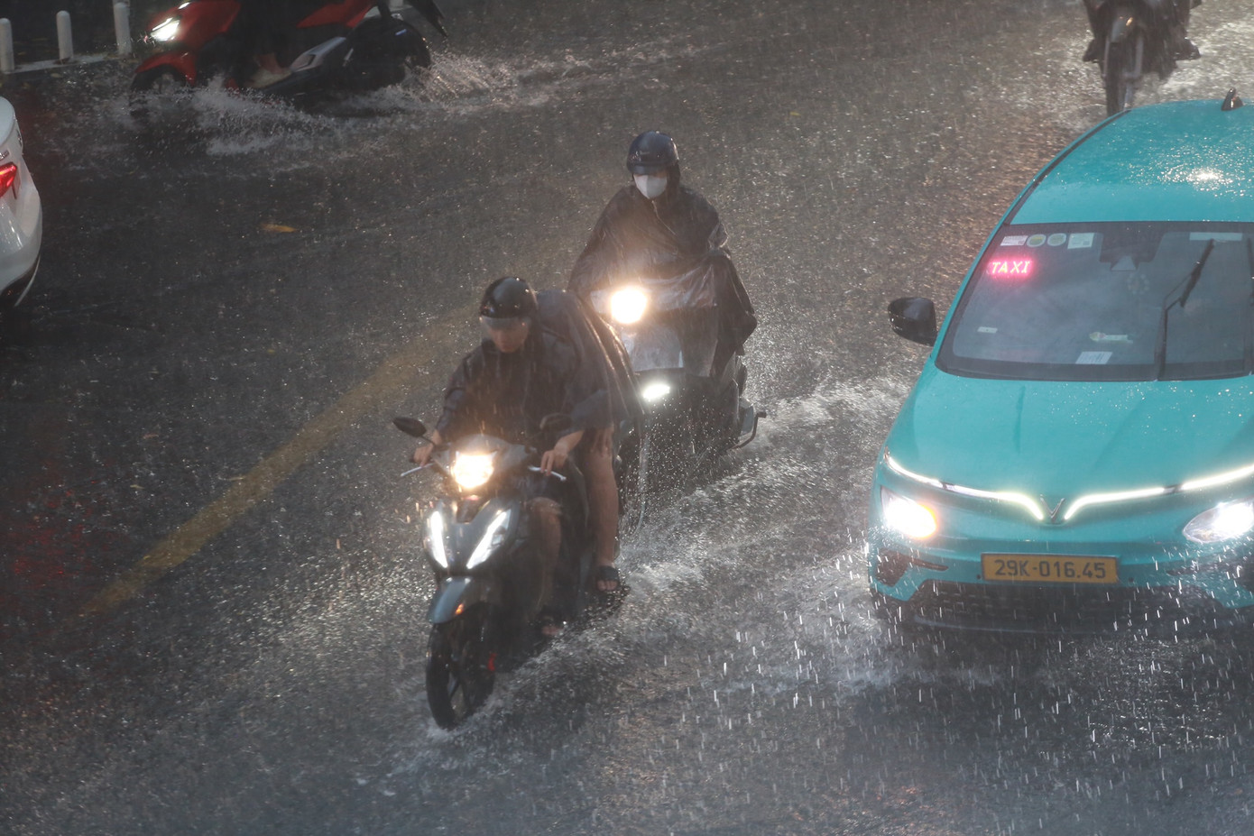 Cơn mưa như trút nước khiến tầm nhìn di chuyển bị hạn chế.