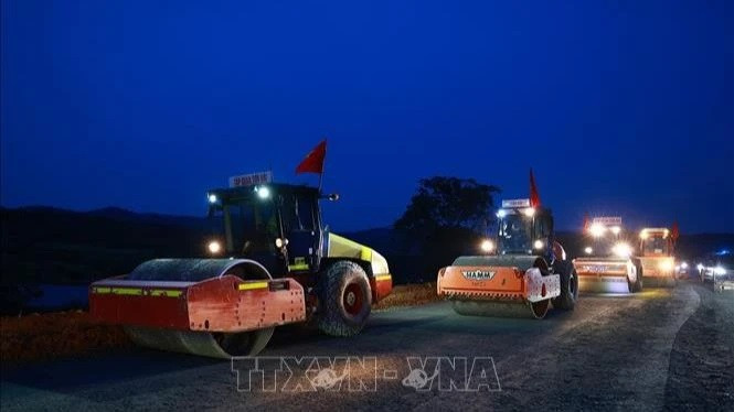 Các đơn vị thi công đường bộ cao tốc Khánh Hòa-Buôn Ma Thuột. (Ảnh: Dương Giang/TTXVN) Các đơn vị thi công đường bộ cao tốc Khánh Hòa-Buôn Ma Thuột. (Ảnh: Dương Giang/TTXVN)