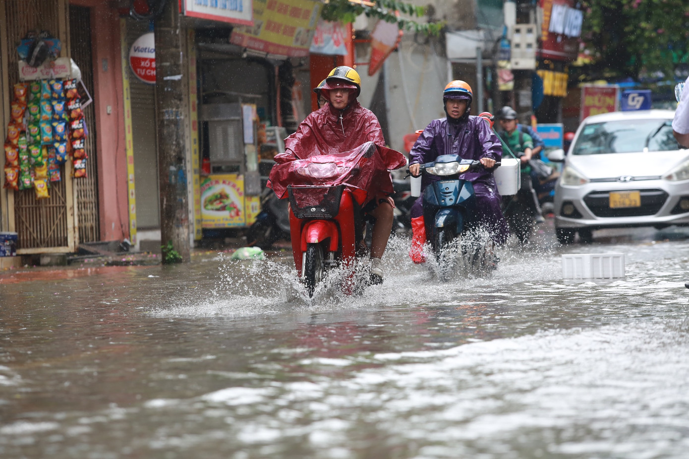Cơn mưa lớn khiến tầm nhìn hạn chế, người điều khiển bị hạn chế tầm nhìn.