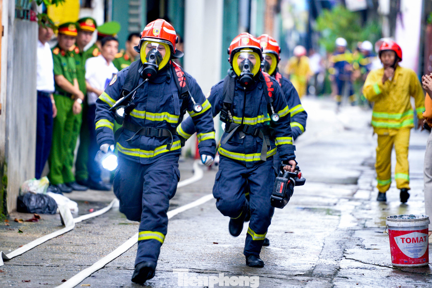 Giai đoạn 2, nhận được tin báo cháy tại Khu dân cư xã Ngọc Mỹ, có diện tích khoảng 120m2, địa chỉ ngõ 1 Thanh Tre, xóm Ngánh, thôn Ngọc Than, xã Ngọc Mỹ (huyện Quốc Oai, Hà Nội). Trung tâm Thông tin - CATP Hà Nội điều động lực lượng Cảnh sát PCCC&CNCH - CAH Quốc Oai đến xử lý đám cháy. Nhận định đám cháy có diễn biến phức tạp nên đã khẩn trương huy động: 18CBCS, 1 xe chỉ huy, 2 xe chữa cháy nhanh chóng đến đám cháy. Giai đoạn 2, nhận được tin báo cháy tại Khu dân cư xã Ngọc Mỹ, có diện tích khoảng 120m2, địa chỉ ngõ 1 Thanh Tre, xóm Ngánh, thôn Ngọc Than, xã Ngọc Mỹ (huyện Quốc Oai, Hà Nội). Trung tâm Thông tin - CATP Hà Nội điều động lực lượng Cảnh sát PCCC&CNCH - CAH Quốc Oai đến xử lý đám cháy. Nhận định đám cháy có diễn biến phức tạp nên đã khẩn trương huy động: 18CBCS, 1 xe chỉ huy, 2 xe chữa cháy nhanh chóng đến đám cháy.