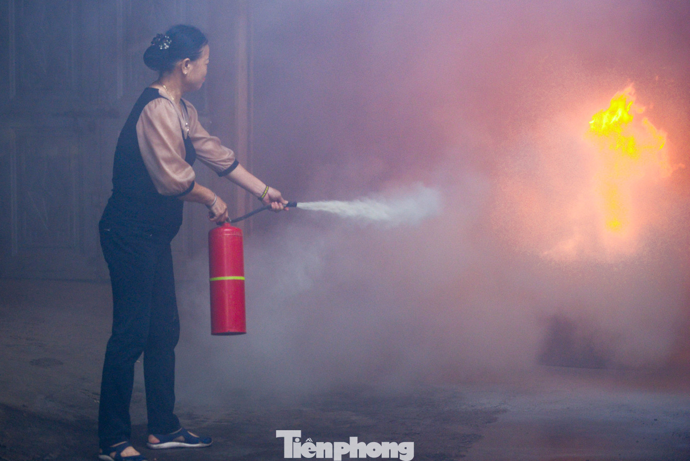 Sau đó, công an xã Ngọc Mỹ và lực lượng an ninh, trật tự cơ sở tiến hành phối hợp với lực lượng PCCC, trong đó phải đảm bảo an ninh trật tự xung quanh khu vực đám cháy, bảo vệ hiện trường, phục vụ công tác khám nghiệm điều tra… Sau đó, công an xã Ngọc Mỹ và lực lượng an ninh, trật tự cơ sở tiến hành phối hợp với lực lượng PCCC, trong đó phải đảm bảo an ninh trật tự xung quanh khu vực đám cháy, bảo vệ hiện trường, phục vụ công tác khám nghiệm điều tra…