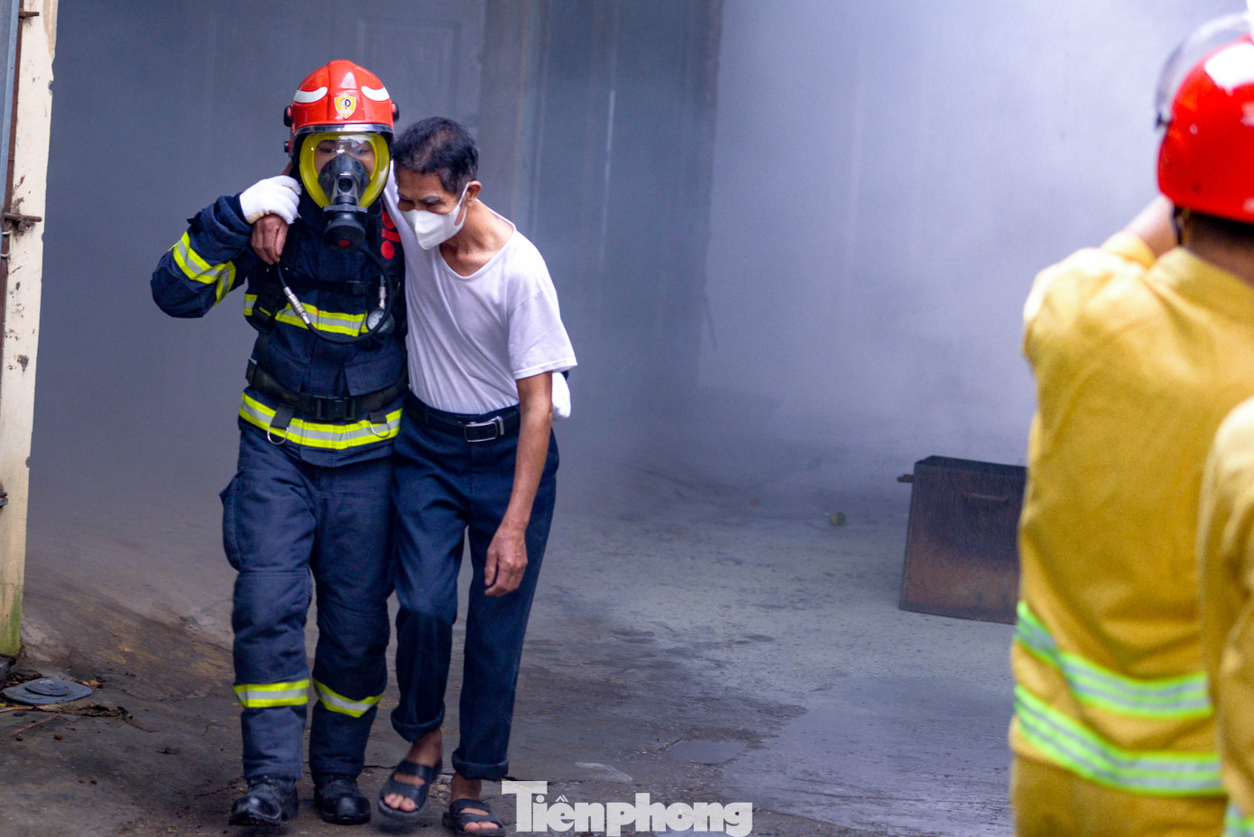 Giai đoạn 3: Qua thông tin các tổ trinh sát báo cáo về tình hình diễn biến vụ cháy Đ/c chỉ huy chữa cháy báo cáo đồng chí Phó giám đốc - CATP Hà Nội, Đ/c Trưởng phòng PC07 - CATP Hà Nội xin chi viện lực lượng, phương tiện của Công an Thành phố tiếp tục tham gia chữa cháy và tổ chức các hoạt động cứu người bị mắc kẹt trong đám cháy. Sau khi nhận được lệnh điều động các lực lượng chi viện của CATP Hà Nội triển khai phối hợp thực hiện các nhiệm vụ chữa cháy và cứu nạn cứu hộ. Giai đoạn 3: Qua thông tin các tổ trinh sát báo cáo về tình hình diễn biến vụ cháy Đ/c chỉ huy chữa cháy báo cáo đồng chí Phó giám đốc - CATP Hà Nội, Đ/c Trưởng phòng PC07 - CATP Hà Nội xin chi viện lực lượng, phương tiện của Công an Thành phố tiếp tục tham gia chữa cháy và tổ chức các hoạt động cứu người bị mắc kẹt trong đám cháy. Sau khi nhận được lệnh điều động các lực lượng chi viện của CATP Hà Nội triển khai phối hợp thực hiện các nhiệm vụ chữa cháy và cứu nạn cứu hộ.