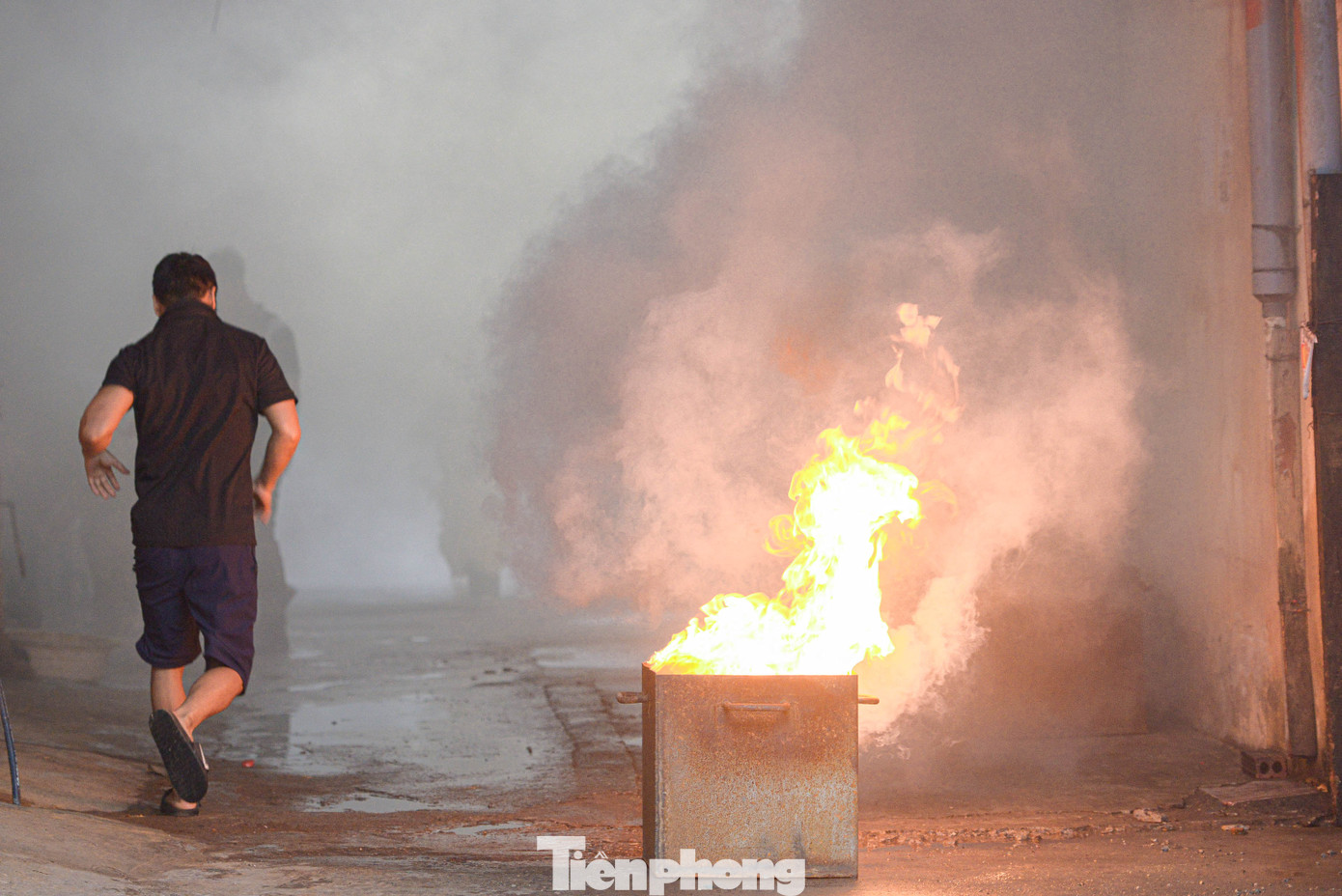 Theo tình huống giả định, vào giữa trưa, sự cố chập điện xảy ra tại xưởng sản xuất gỗ của một hộ dân ở xã Ngọc Mỹ (huyện Quốc Oai, Hà Nội). Diện tích xưởng khoảng 120m2. Khu vực cháy xảy ra trong ngõ sâu, nhỏ hẹp, xe chữa cháy không thể tiếp cận. Theo tình huống giả định, vào giữa trưa, sự cố chập điện xảy ra tại xưởng sản xuất gỗ của một hộ dân ở xã Ngọc Mỹ (huyện Quốc Oai, Hà Nội). Diện tích xưởng khoảng 120m2. Khu vực cháy xảy ra trong ngõ sâu, nhỏ hẹp, xe chữa cháy không thể tiếp cận.