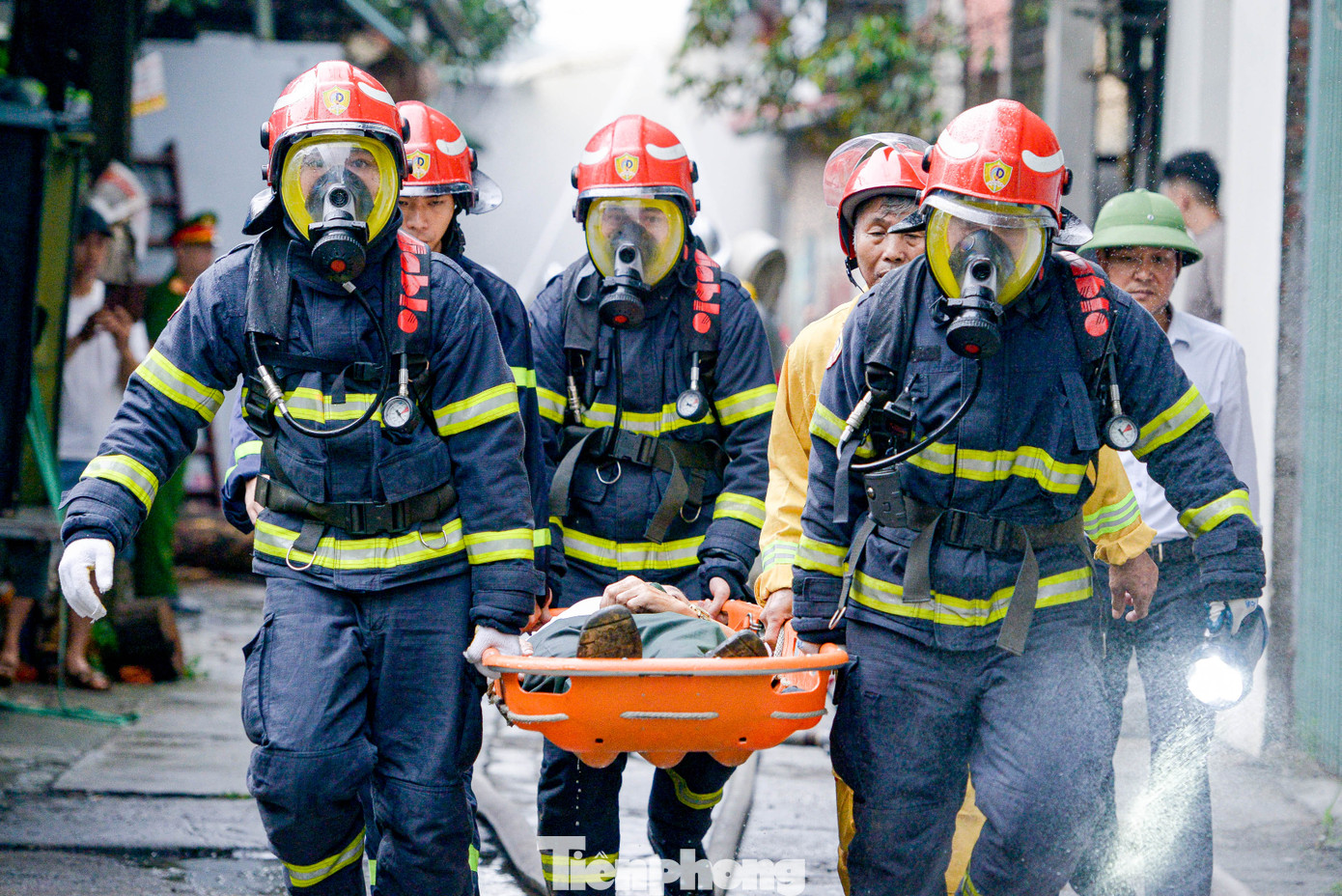 Giai đoạn 3: Qua thông tin các tổ trinh sát báo cáo về tình hình diễn biến vụ cháy Đ/c chỉ huy chữa cháy báo cáo đồng chí Phó giám đốc - CATP Hà Nội, Đ/c Trưởng phòng PC07 - CATP Hà Nội xin chi viện lực lượng, phương tiện của Công an Thành phố tiếp tục tham gia chữa cháy và tổ chức các hoạt động cứu người bị mắc kẹt trong đám cháy. Sau khi nhận được lệnh điều động các lực lượng chi viện của CATP Hà Nội triển khai phối hợp thực hiện các nhiệm vụ chữa cháy và cứu nạn cứu hộ. Giai đoạn 3: Qua thông tin các tổ trinh sát báo cáo về tình hình diễn biến vụ cháy Đ/c chỉ huy chữa cháy báo cáo đồng chí Phó giám đốc - CATP Hà Nội, Đ/c Trưởng phòng PC07 - CATP Hà Nội xin chi viện lực lượng, phương tiện của Công an Thành phố tiếp tục tham gia chữa cháy và tổ chức các hoạt động cứu người bị mắc kẹt trong đám cháy. Sau khi nhận được lệnh điều động các lực lượng chi viện của CATP Hà Nội triển khai phối hợp thực hiện các nhiệm vụ chữa cháy và cứu nạn cứu hộ.