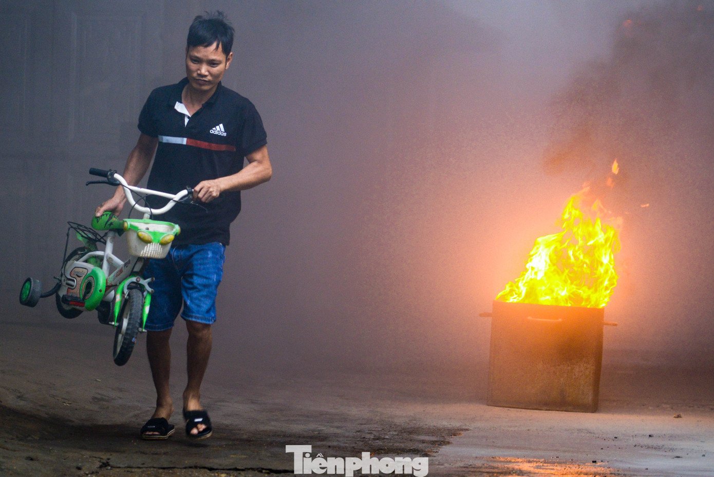 Khi phát hiện, do đám cháy phát triển tự do một thời gian nên đã bùng phát và cháy lan ra xung quanh, đồng thời phát sinh nhiều khói, khí độc lan ra toàn bộ khu vực sản xuất. Khi phát hiện, do đám cháy phát triển tự do một thời gian nên đã bùng phát và cháy lan ra xung quanh, đồng thời phát sinh nhiều khói, khí độc lan ra toàn bộ khu vực sản xuất.