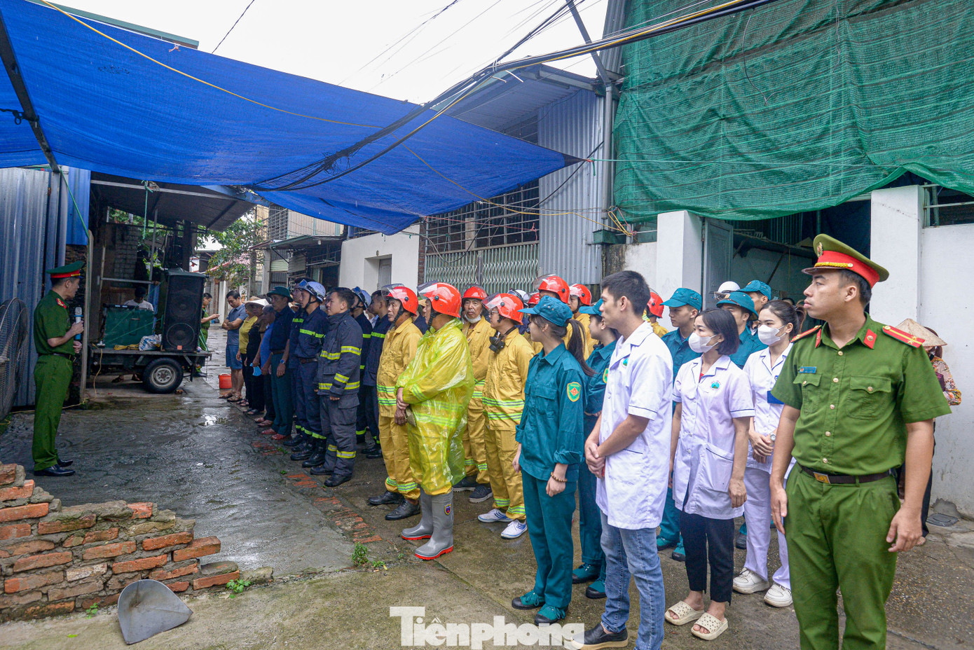 Buổi diễn tập phương án chữa cháy và cứu nạn cứu hộ diễn ra với quy mô lớn có sự tham gia của gần 200 người thuộc các lực lượng chức năng, người dân và nhiều xe chuyên dụng các loại tại xã Ngọc Mỹ (huyện Quốc Oai, Hà Nội). Buổi diễn tập phương án chữa cháy và cứu nạn cứu hộ diễn ra với quy mô lớn có sự tham gia của gần 200 người thuộc các lực lượng chức năng, người dân và nhiều xe chuyên dụng các loại tại xã Ngọc Mỹ (huyện Quốc Oai, Hà Nội).