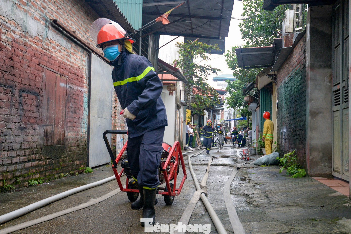 Qua nắm bắt tin báo nơi xảy ra cháy, nhận thấy đây là nơi tập hợp nhiều chất cháy gồm thiết bị điện, gỗ, bao bì, giấy, hàng hóa… nên dễ cháy, nổ đám cháy phát triển nhanh. Chỉ huy chữa cháy đã báo Lãnh đạo UBND huyện về tình hình đám cháy và xin chi viện các lực lượng trong huyện, đồng thời xin ý kiến và báo về Trung tâm thông tin chỉ huy - Công an thành phố Hà Nội xin chi viện để phối hợp tổ chức chữa cháy. Qua nắm bắt tin báo nơi xảy ra cháy, nhận thấy đây là nơi tập hợp nhiều chất cháy gồm thiết bị điện, gỗ, bao bì, giấy, hàng hóa… nên dễ cháy, nổ đám cháy phát triển nhanh. Chỉ huy chữa cháy đã báo Lãnh đạo UBND huyện về tình hình đám cháy và xin chi viện các lực lượng trong huyện, đồng thời xin ý kiến và báo về Trung tâm thông tin chỉ huy - Công an thành phố Hà Nội xin chi viện để phối hợp tổ chức chữa cháy.