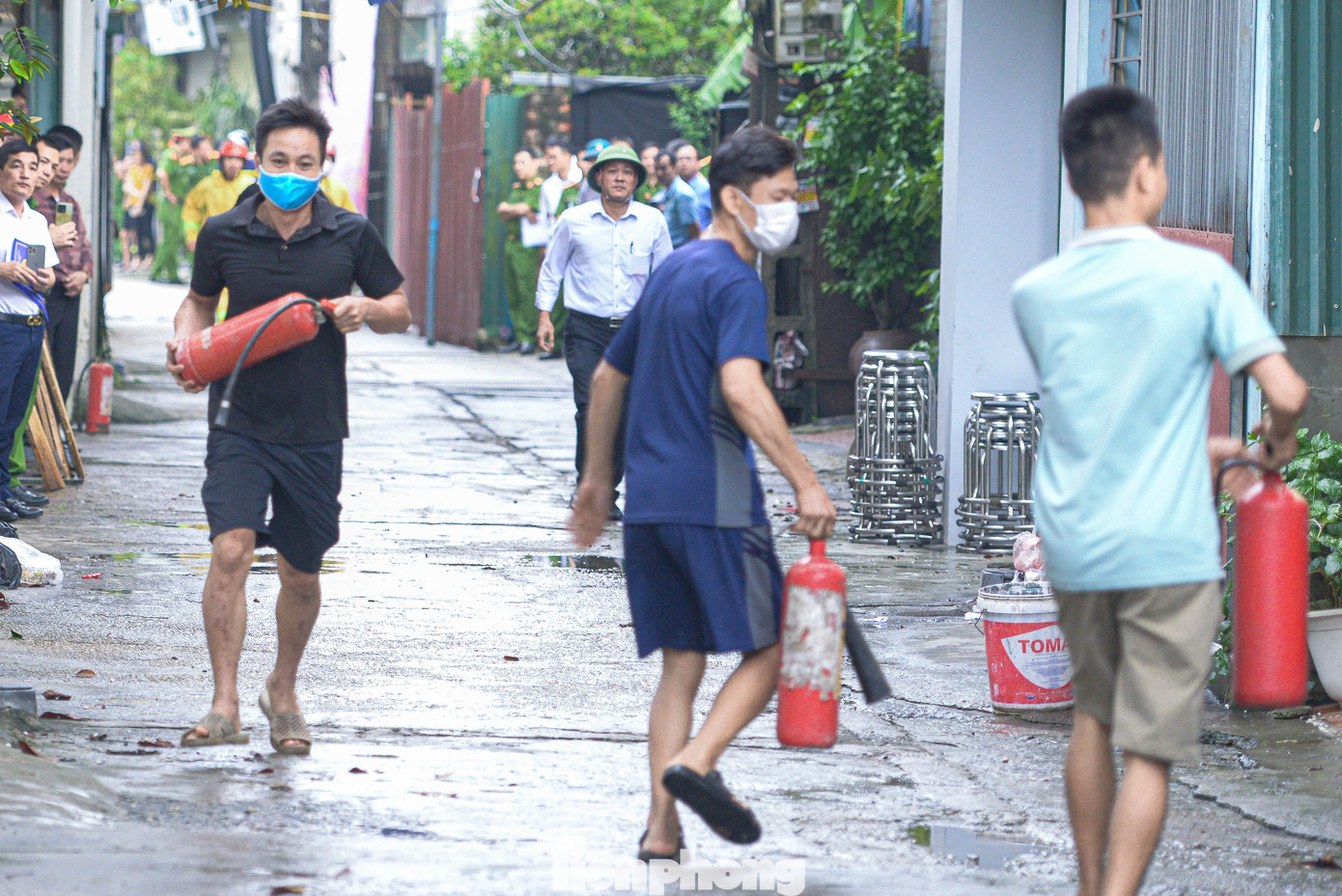 Giai đoạn 1, khi phát hiện đám cháy, người dân nhanh chóng hô hoán báo động, sử dụng nút ấn báo cháy của tổ liên gia, báo động toàn bộ tổ liên gia tham gia hỗ trợ cứu chữa. Tổ liên gia an toàn PCCC gồm khoảng 20 người đã nhanh chóng hô hoán, sử dụng bình chữa cháy để hỗ trợ công tác chữa cháy và cứu nạn cứu hộ, di chuyển dìu 1 người bị nạn và hàng hóa. Giai đoạn 1, khi phát hiện đám cháy, người dân nhanh chóng hô hoán báo động, sử dụng nút ấn báo cháy của tổ liên gia, báo động toàn bộ tổ liên gia tham gia hỗ trợ cứu chữa. Tổ liên gia an toàn PCCC gồm khoảng 20 người đã nhanh chóng hô hoán, sử dụng bình chữa cháy để hỗ trợ công tác chữa cháy và cứu nạn cứu hộ, di chuyển dìu 1 người bị nạn và hàng hóa.