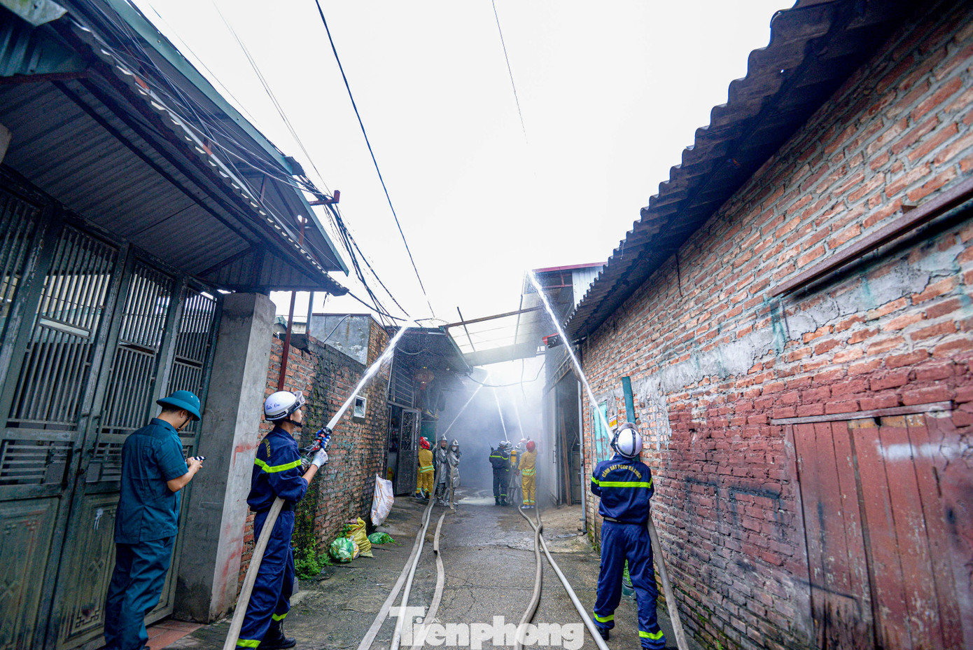 Đội CC&CNCH khu vực số 6 - Phòng PC07 huy động 01 xe chữa cháy và 07 CBCS: Xe chữa cháy (CC3) đỗ trên đường nội bộ khu dân cư, CBCS tiến hành trinh sát đám cháy. Triển khai đội hình 01 lăng A khống chế dập tắt đám cháy. Nhận tiếp nước từ máy bơm chữa cháy của Công an huyện Quốc Oai. Đội CC&CNCH khu vực số 6 - Phòng PC07 huy động 01 xe chữa cháy và 07 CBCS: Xe chữa cháy (CC3) đỗ trên đường nội bộ khu dân cư, CBCS tiến hành trinh sát đám cháy. Triển khai đội hình 01 lăng A khống chế dập tắt đám cháy. Nhận tiếp nước từ máy bơm chữa cháy của Công an huyện Quốc Oai.