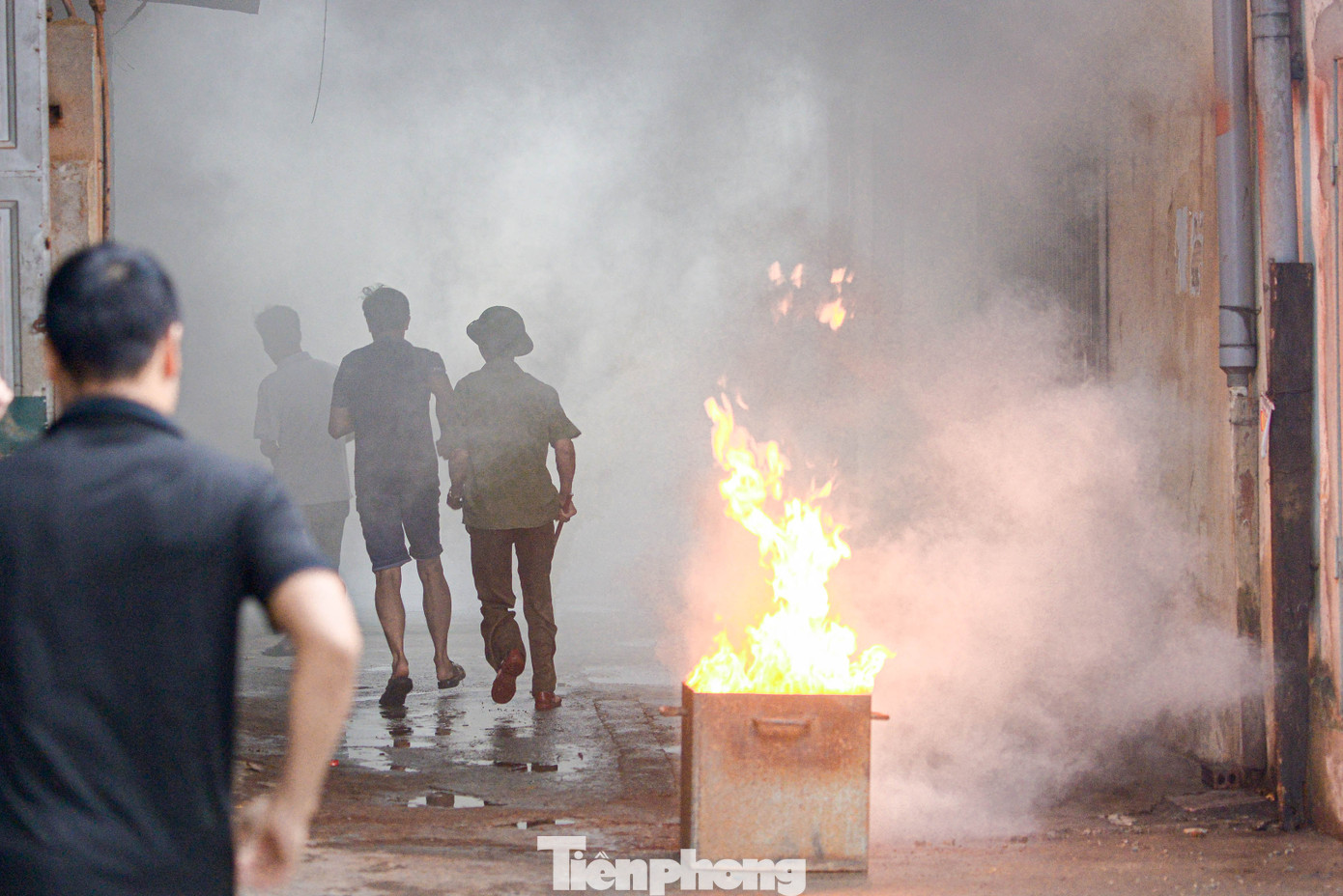 Theo tình huống giả định, vào giữa trưa, sự cố chập điện xảy ra tại xưởng sản xuất gỗ của một hộ dân ở xã Ngọc Mỹ (huyện Quốc Oai, Hà Nội). Diện tích xưởng khoảng 120m2. Khu vực cháy xảy ra trong ngõ sâu, nhỏ hẹp, xe chữa cháy không thể tiếp cận. Theo tình huống giả định, vào giữa trưa, sự cố chập điện xảy ra tại xưởng sản xuất gỗ của một hộ dân ở xã Ngọc Mỹ (huyện Quốc Oai, Hà Nội). Diện tích xưởng khoảng 120m2. Khu vực cháy xảy ra trong ngõ sâu, nhỏ hẹp, xe chữa cháy không thể tiếp cận.