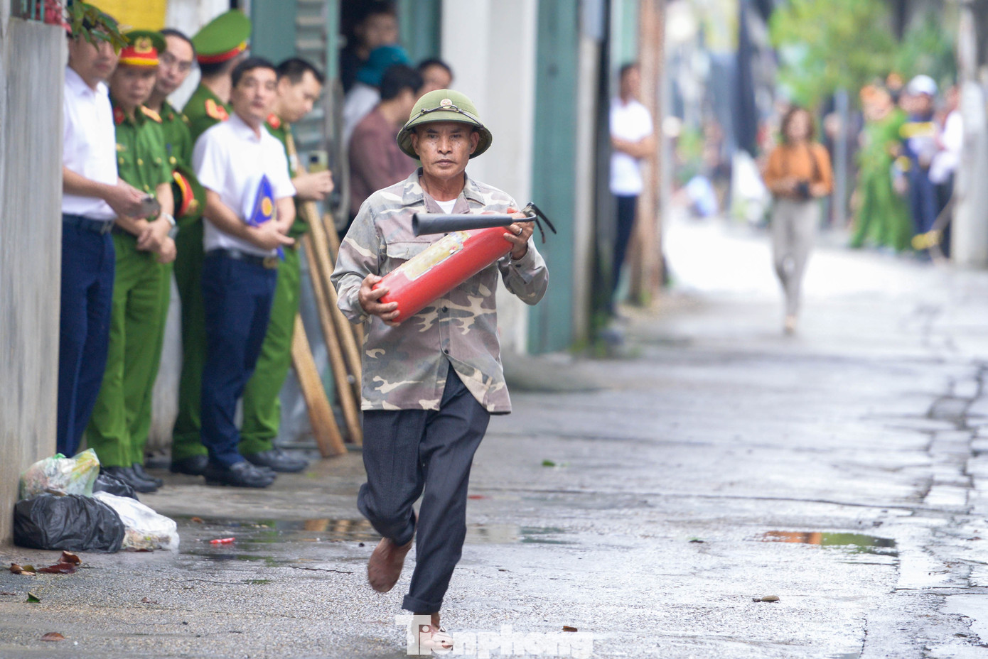 Giai đoạn 1, khi phát hiện đám cháy, người dân nhanh chóng hô hoán báo động, sử dụng nút ấn báo cháy của tổ liên gia, báo động toàn bộ tổ liên gia tham gia hỗ trợ cứu chữa. Tổ liên gia an toàn PCCC gồm khoảng 20 người đã nhanh chóng hô hoán, sử dụng bình chữa cháy để hỗ trợ công tác chữa cháy và cứu nạn cứu hộ, di chuyển dìu 1 người bị nạn và hàng hóa. Giai đoạn 1, khi phát hiện đám cháy, người dân nhanh chóng hô hoán báo động, sử dụng nút ấn báo cháy của tổ liên gia, báo động toàn bộ tổ liên gia tham gia hỗ trợ cứu chữa. Tổ liên gia an toàn PCCC gồm khoảng 20 người đã nhanh chóng hô hoán, sử dụng bình chữa cháy để hỗ trợ công tác chữa cháy và cứu nạn cứu hộ, di chuyển dìu 1 người bị nạn và hàng hóa.