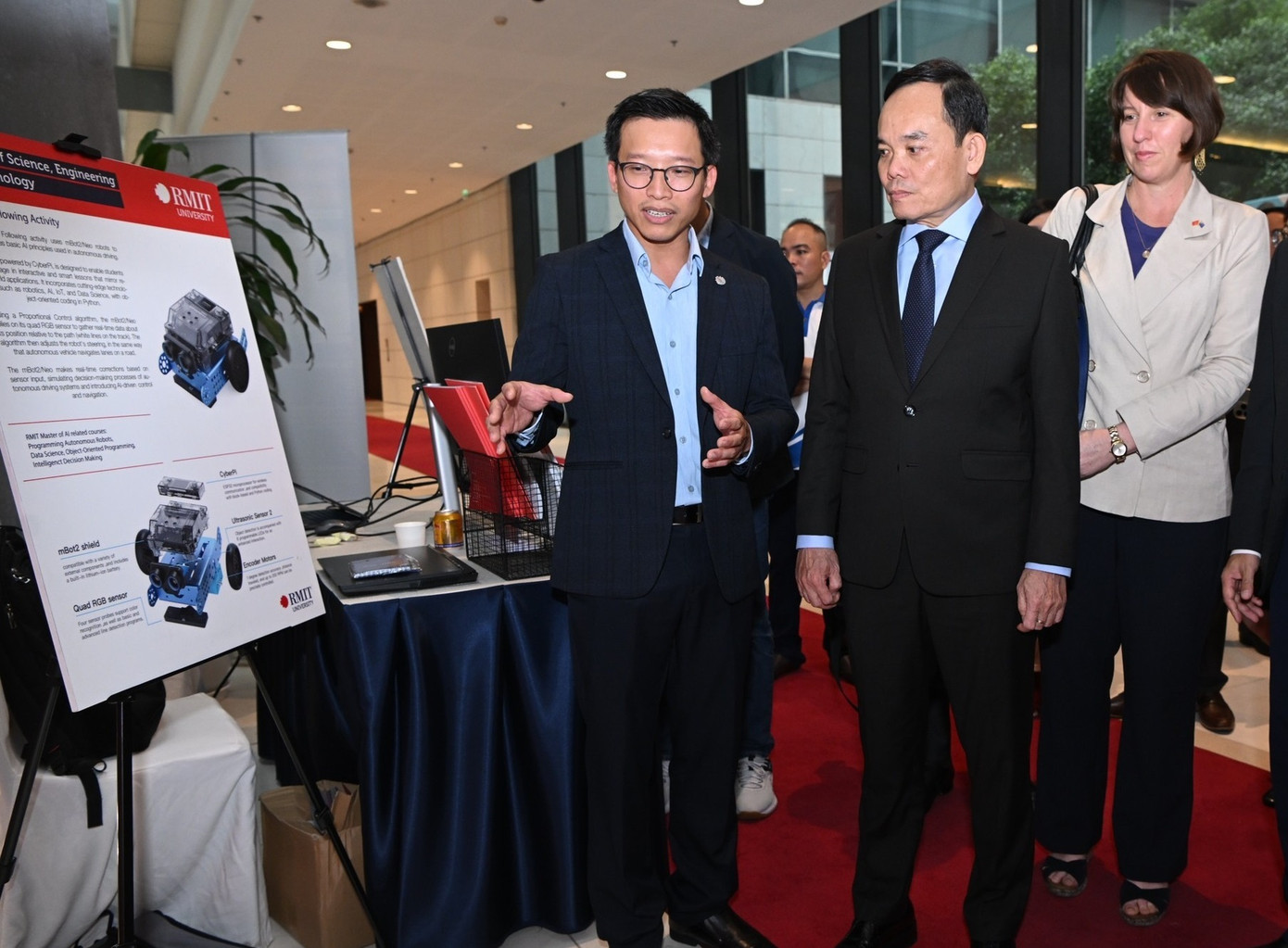 Chiều 23/8 tại Trung tâm Hội nghị Quốc gia Hà Nội, Trưởng ban Kinh tế Trung ương, Phó Thủ tướng Trần Lưu Quang cùng Thứ trưởng Khoa học và Công nghệ Bùi Thế Duy, đoàn đại biểu trong và ngoài nước đã tham quan các gian hàng, trải nghiệm các công nghệ, ứng dụng AI trong khuôn khổ Ngày hội Trí tuệ nhân tạo Việt Nam 2024. Ảnh: Ban tổ chức. Chiều 23/8 tại Trung tâm Hội nghị Quốc gia Hà Nội, Trưởng ban Kinh tế Trung ương, Phó Thủ tướng Trần Lưu Quang cùng Thứ trưởng Khoa học và Công nghệ Bùi Thế Duy, đoàn đại biểu trong và ngoài nước đã tham quan các gian hàng, trải nghiệm các công nghệ, ứng dụng AI trong khuôn khổ Ngày hội Trí tuệ nhân tạo Việt Nam 2024. Ảnh: Ban tổ chức.