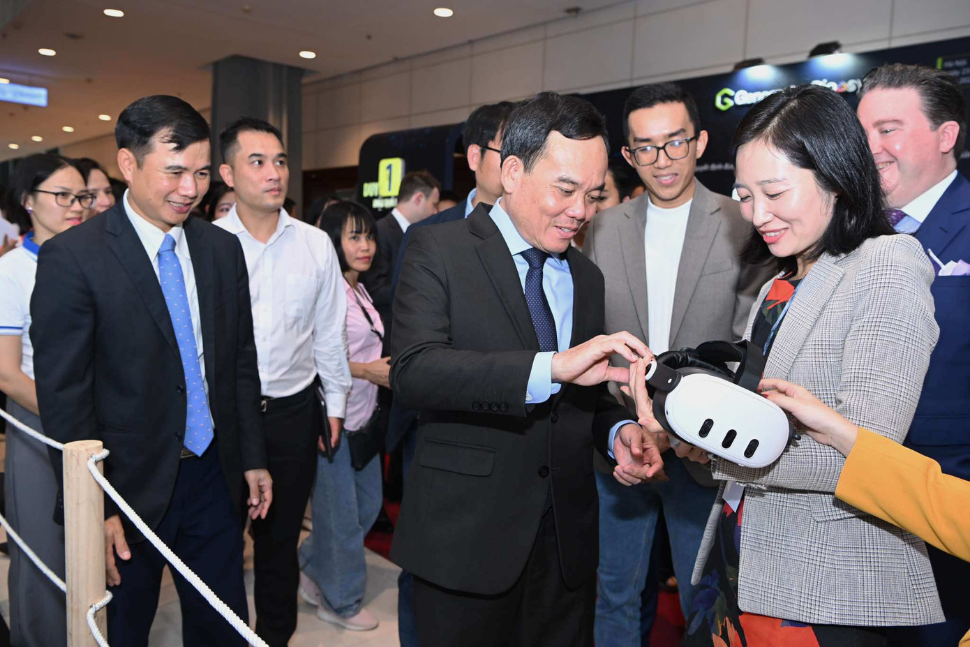 Trưởng ban Kinh tế Trung ương, Phó Thủ tướng trực tiếp trải nghiệm kính thực tế ảo tại sự kiện. Ảnh: Ban tổ chức. Trưởng ban Kinh tế Trung ương, Phó Thủ tướng trực tiếp trải nghiệm kính thực tế ảo tại sự kiện. Ảnh: Ban tổ chức.