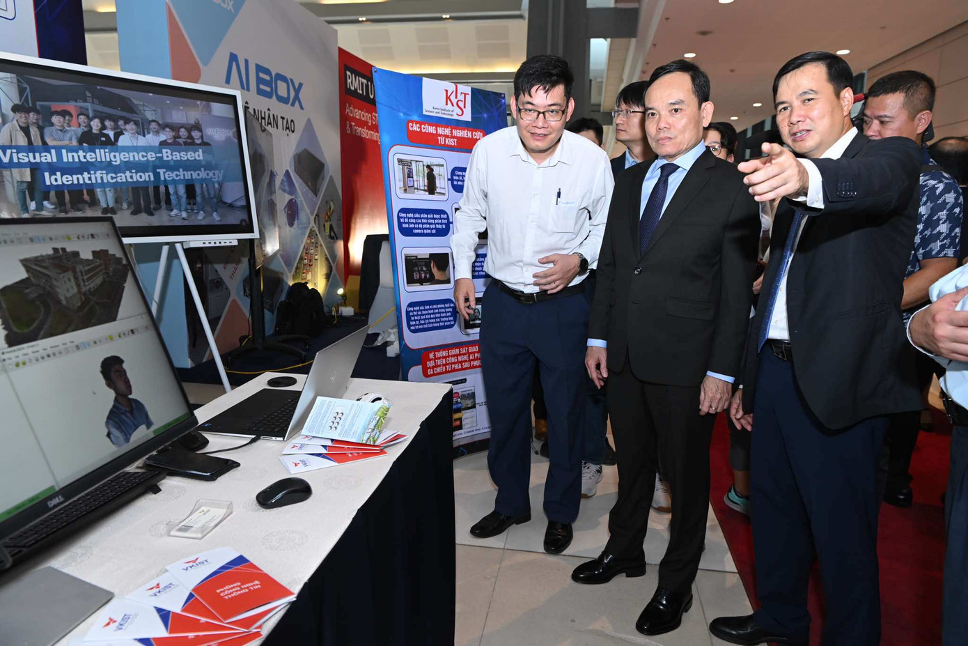 Ông Trần Lưu Quang theo dõi sản phẩm dựng ảnh 3D, dựng xem trước hình ảnh thai nhi từ ảnh siêu âm từ công nghệ AI tại gian hàng của Viện Khoa học và Công nghệ Việt Nam - Hàn Quốc (VKIST). Ảnh: Ban tổ chức. Ông Trần Lưu Quang theo dõi sản phẩm dựng ảnh 3D, dựng xem trước hình ảnh thai nhi từ ảnh siêu âm từ công nghệ AI tại gian hàng của Viện Khoa học và Công nghệ Việt Nam - Hàn Quốc (VKIST). Ảnh: Ban tổ chức.