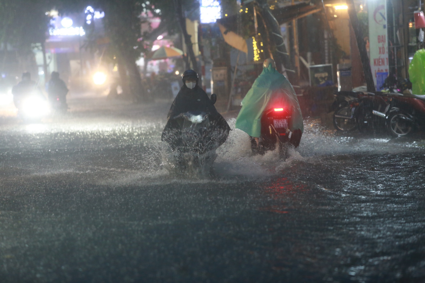 Các phương tiện "dò dẫm" đi qua nơi nước ngập sâu.