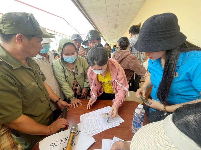 Đến trưa 1/8, người lao động Công ty Cổ phần Xuất nhập khẩu Hoàng Sinh đã được hỗ trợ 500.000 đồng tiền mặt/lao động trong đợt 1. Ảnh: Báo Bình Dương