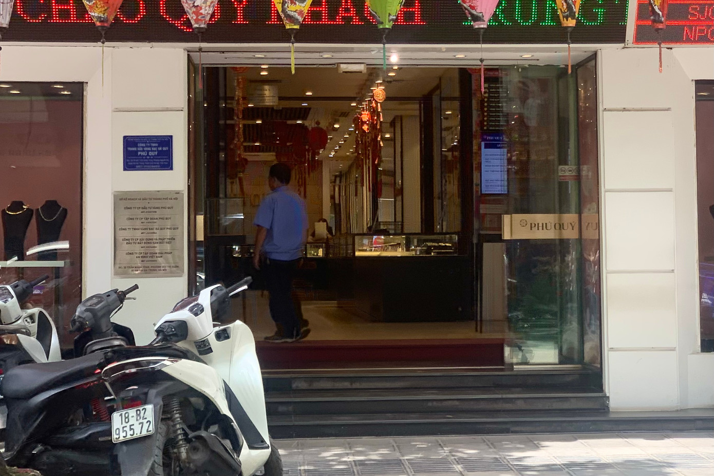 "Không phải chỉ ngày hôm nay mà cả tháng nay cửa hàng vàng chỉ lác đác vài khách đến mua bán vàng, bất kể giá vàng có tăng hay giảm như thế nào", một nhân viên cửa hàng vàng trên phố Trần Nhân Tông chia sẻ.