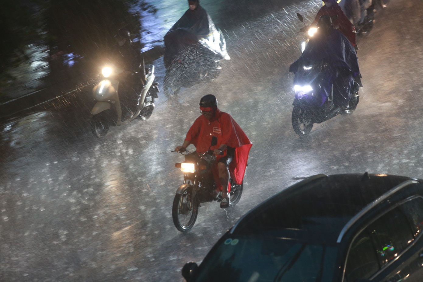 Người dân vội vã về nhà dưới cơn mưa trắng trời.