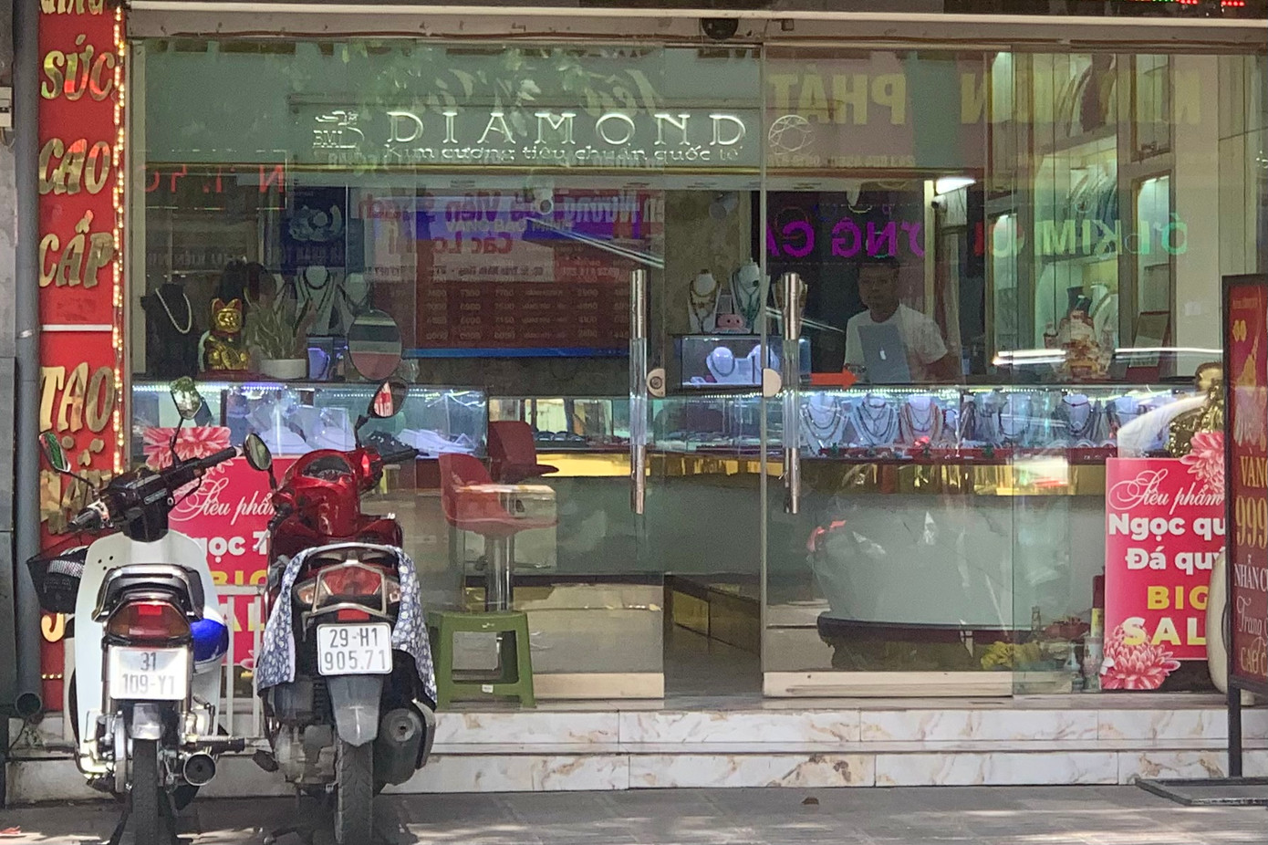 Không có bóng dáng khách mua - bán vàng.