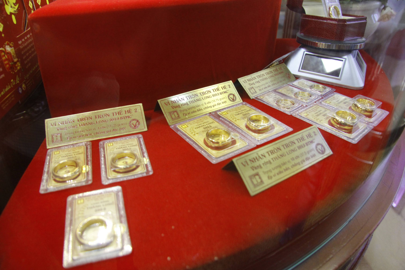 Công ty Vàng bạc đá quý Sài Gòn niêm yết giá vàng nhẫn tròn từ 77,1 - 78,4 triệu đồng/lượng, tăng 50.000 đồng/lượng cả 2 chiều mua vào - bán ra so với cuối phiên giao dịch ngày 21/8. Bảo Tín Minh Châu tăng giá vàng nhẫn tròn trơn 100.000 đồng/lượng, lên mức 77,8 - 78,38 triệu đồng/lượng mua vào - bán ra. Tập đoàn Doji niêm yết giá vàng nhẫn tròn 77,15 - 78,35 triệu đồng/lượng. Mức giá này tăng 100.000 đồng/lượng chiều mua vào và tăng 50.000 đồng/lượng chiều bán ra so với trước đó.