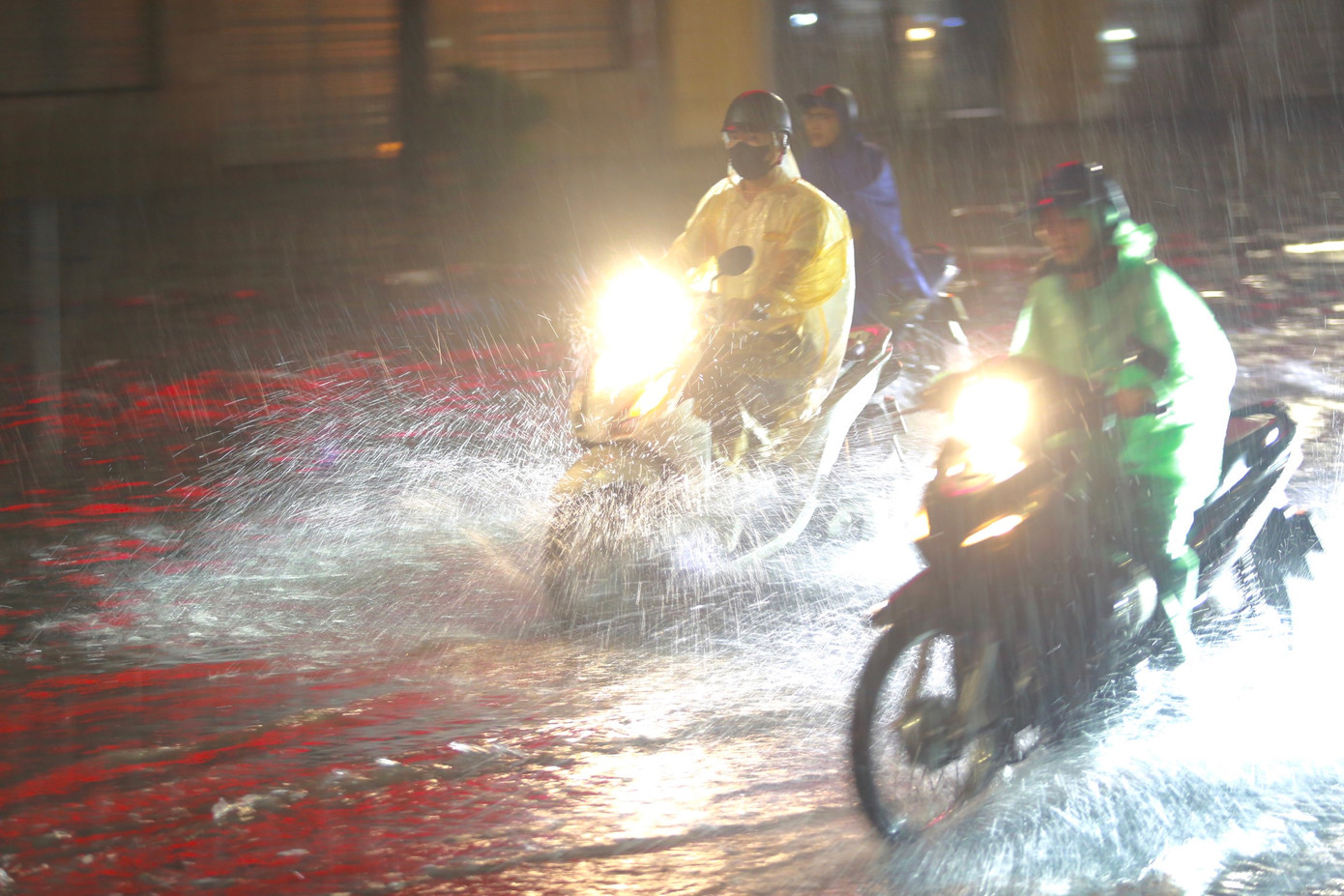 Mưa lớn gây ngập ở nhiều tuyến đường tại Hà Nội. Ảnh: Duy Phạm (Tiền Phong) Mưa lớn gây ngập ở nhiều tuyến đường tại Hà Nội. Ảnh: Duy Phạm (Tiền Phong)