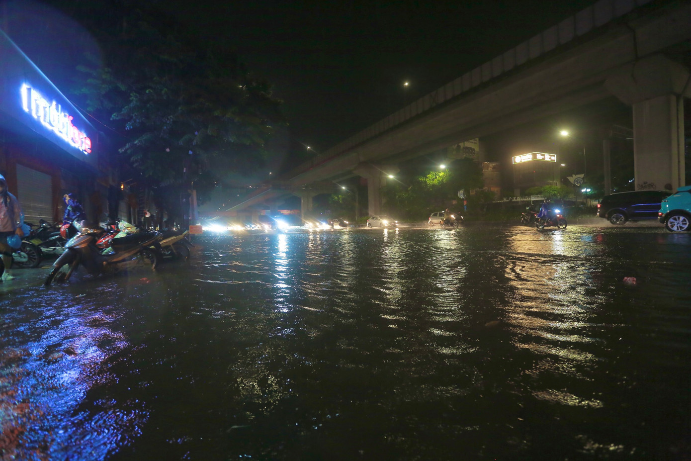 Khu vực đường Nguyễn Trãi có chỗ ngập sâu đến 1m, các phương tiện di chuyển khó khăn.