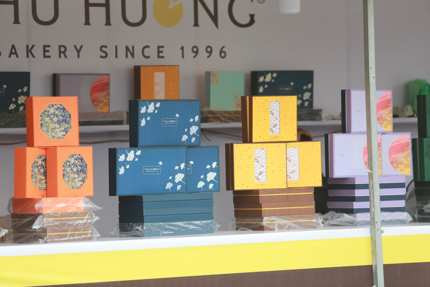 Dịp trung thu năm nay, hình thức và mẫu mã bánh trung thu được đổi mới mỗi năm bắt mắt và hiện đại hơn rất nhiều thế nhưng dường như vẫn không thu hút được nhiều khách hàng ghé mua.