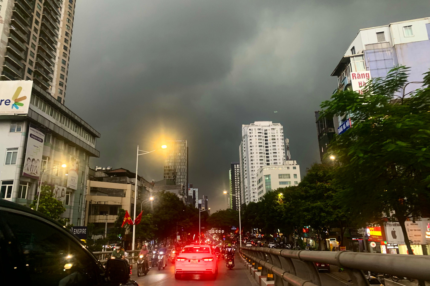 Ghi nhận của PV, khoảng 17h ngày 13/8, mây đen kéo đến bao trùm khắp Hà Nội. Gần giờ cao điểm khiến người dân vội vã "chạy đua" với cơn mưa.