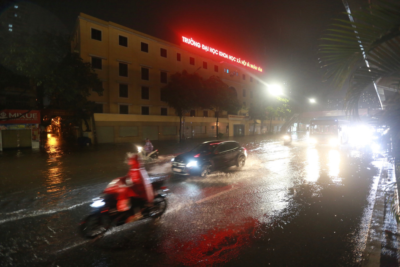 Các phương tiện chỉ có thể di chuyển thành hàng sát dải phân cách.