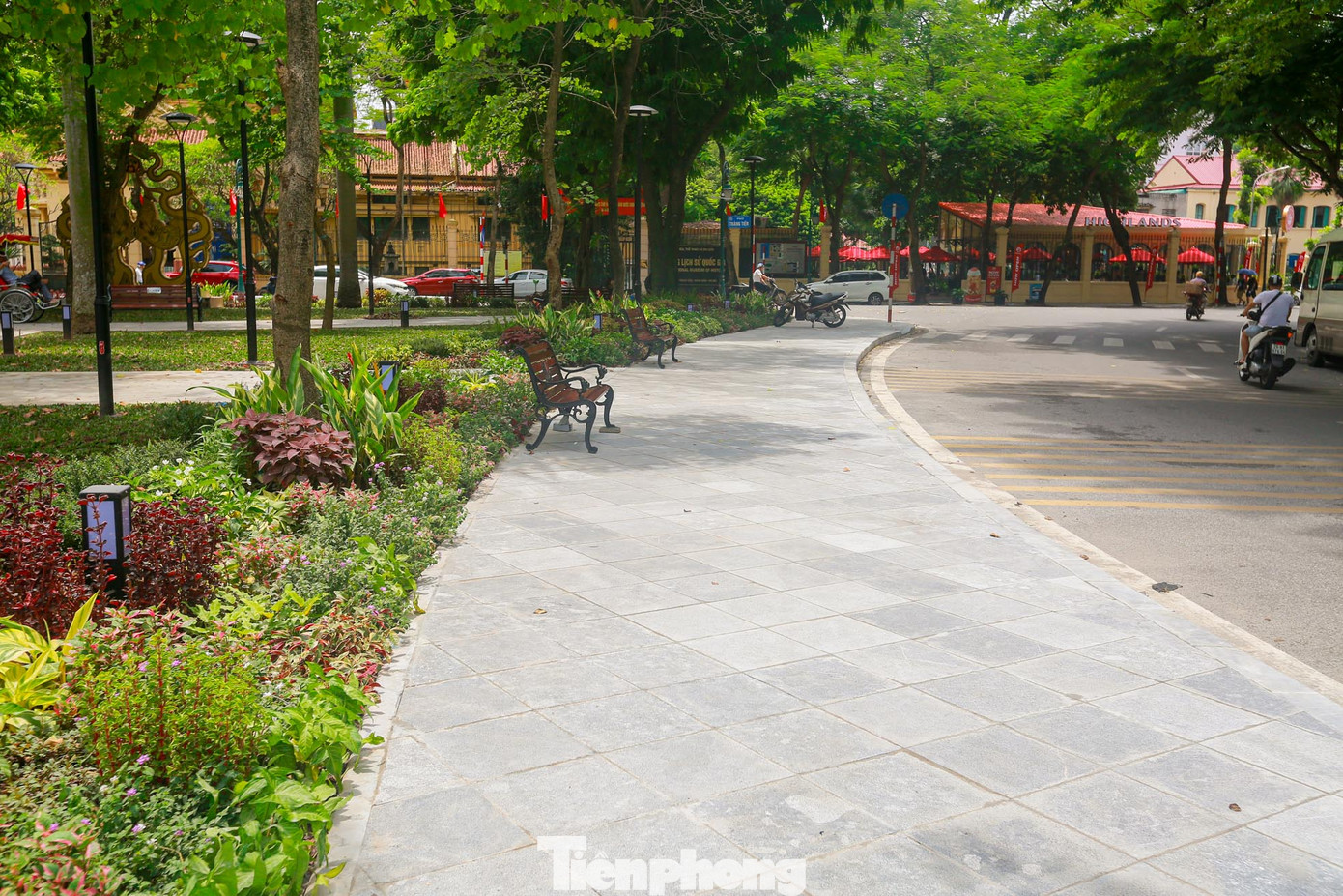 Hệ thống đường dạo lát đá tự nhiên trên nền cát đầm chặt, tăng khả năng thẩm thấu nước mặt.