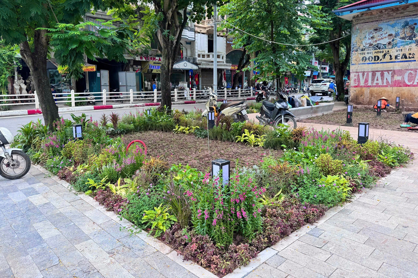 Vườn hoa Cửa Nam (quận Hoàn Kiếm) nằm ngay ngã tư Thợ Nhuộm, Hàng Bông được "thay áo mới" dịp Quốc khánh 2/9 khiến nhiều người dân ngỡ ngàng khi đi qua khu vực trên.