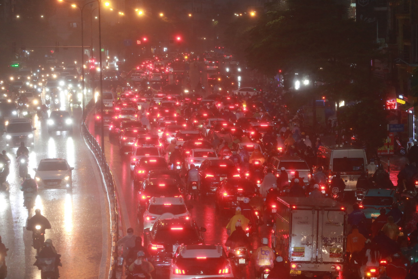 Phố Tây Sơn nhanh chóng tắc nghẽn, các phương tiện chỉ có thể di chuyển chậm.