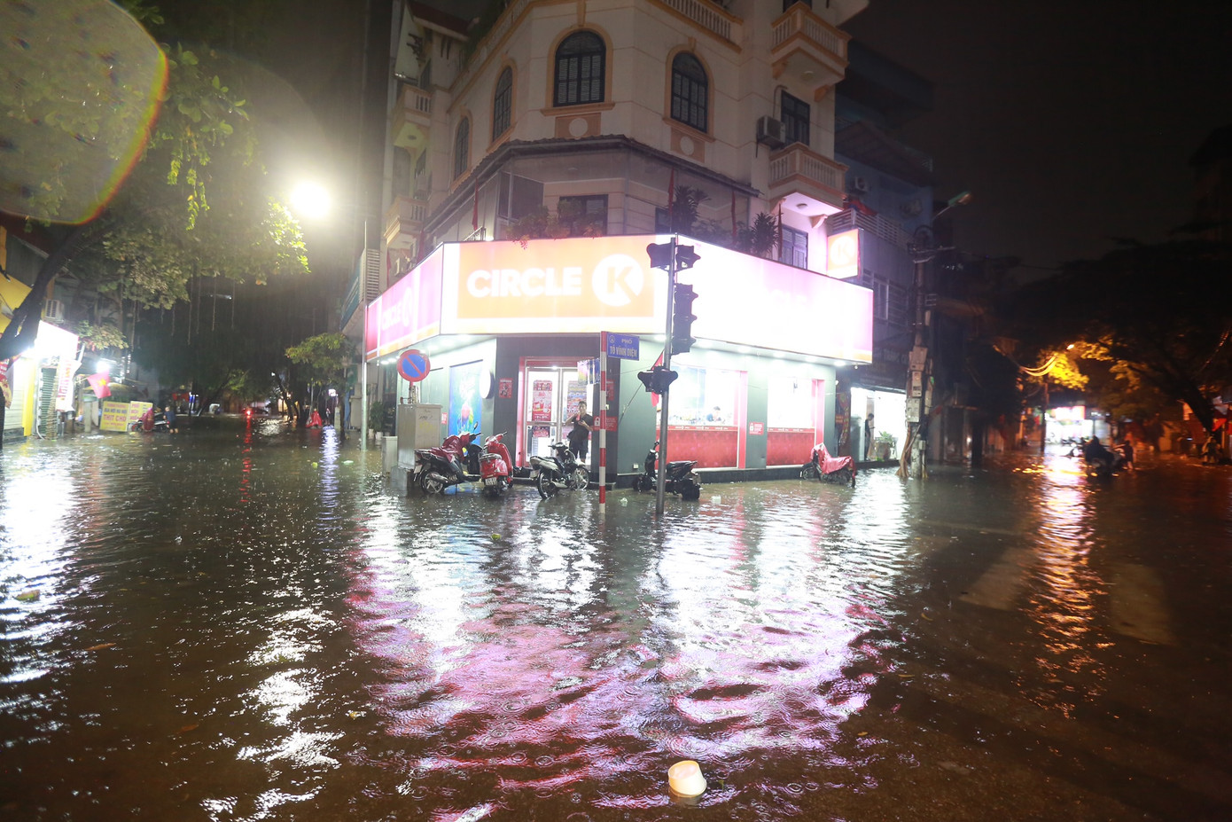 Một siêu thị bị cô lập giữa biển nước.