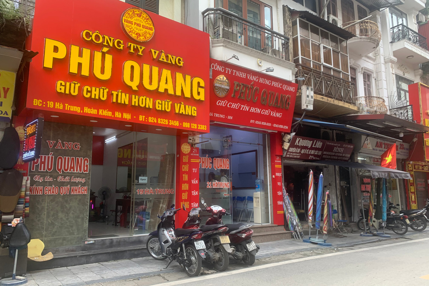 Tình trạng tương tự trên phố Hà Trung, các cửa hàng vàng đều vắng vẻ mặc cho giá vàng nhẫn lập đỉnh.