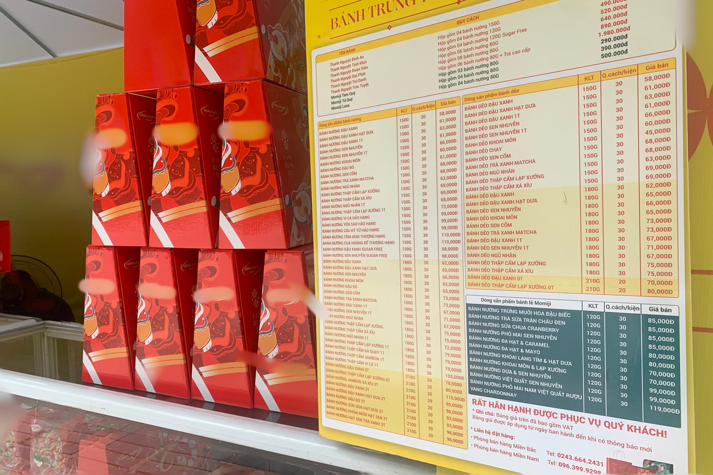 Bảng giá được niêm yết tại một cửa hàng bánh. Giá bánh trung bình của các loại bánh từ 60.000 - 100.000 đồng/chiếc.
