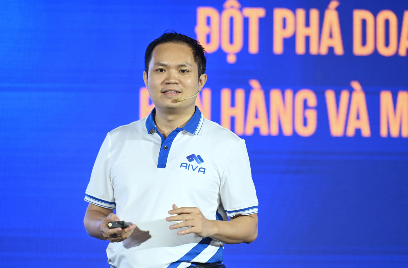 Ông Cao Vương - Chủ tịch Hội đồng Quản trị AIVA Group - trình bày tham luận.