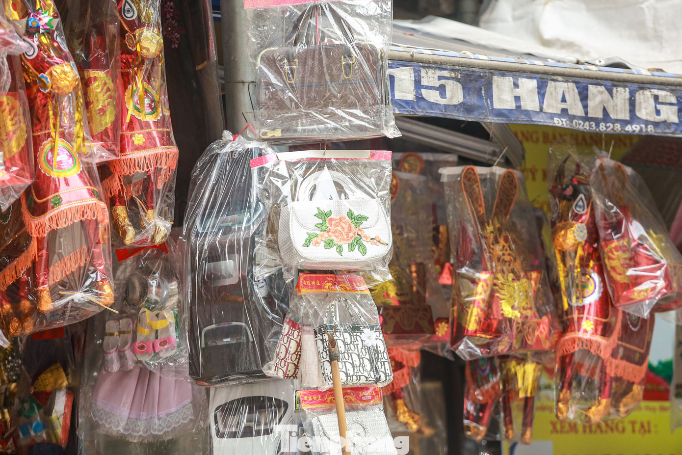 Thời trang hàng hiệu, trang sức, túi xách, nhà cửa, ti vi.... được bày la liệt trên hè phố.