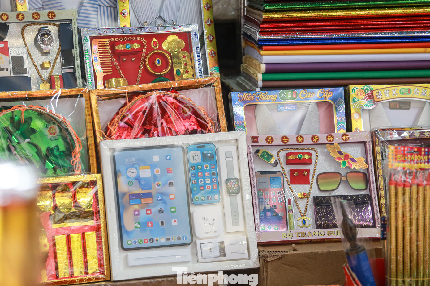 Cặp học sinh, điện thoại thông minh, đồng hồ...được bày bán để hút khách qua lại.