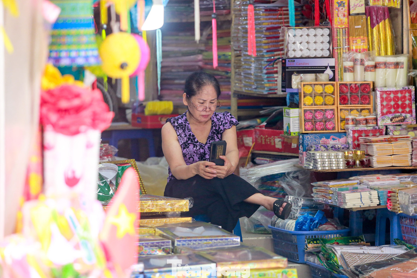 Thay vì hình ảnh tấp nập người ra người vào tại các cửa hàng như mọi năm, thì những chủ buôn lại được "ngồi chơi xơi nước". "Tôi không dám nhập nhiều hàng vì những năm gần đây lượng mua giảm đáng kể, một phần là người dân ít đốt, một phần là tại nhiều chùa bây giờ không cho hóa vàng nữa nên không ai mua", một tiểu thương chia sẻ.
