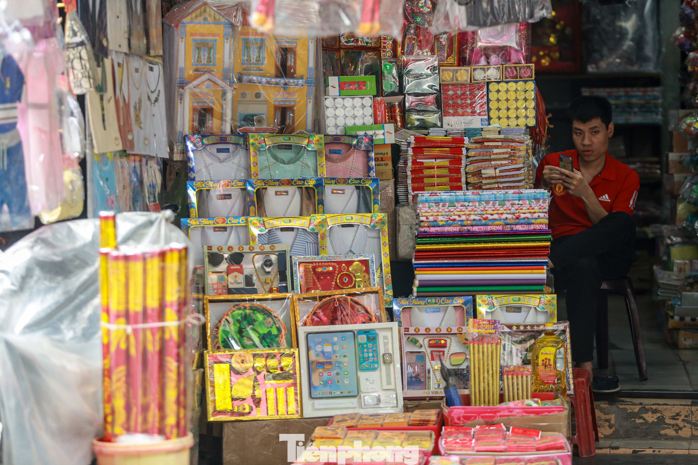 Một bộ quần áo, giày dép, trang sức, đồ dùng cho người cõi âm loại thường có giá từ 50.000 - 200.000 đồng/bộ.