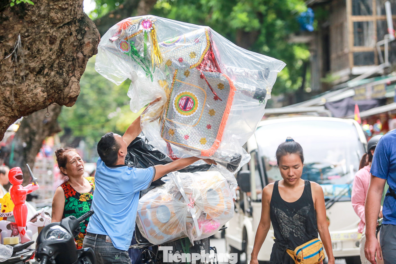 Lác đác một vài khách mua hàng dù đã cận kề ngày rằm tháng 7.