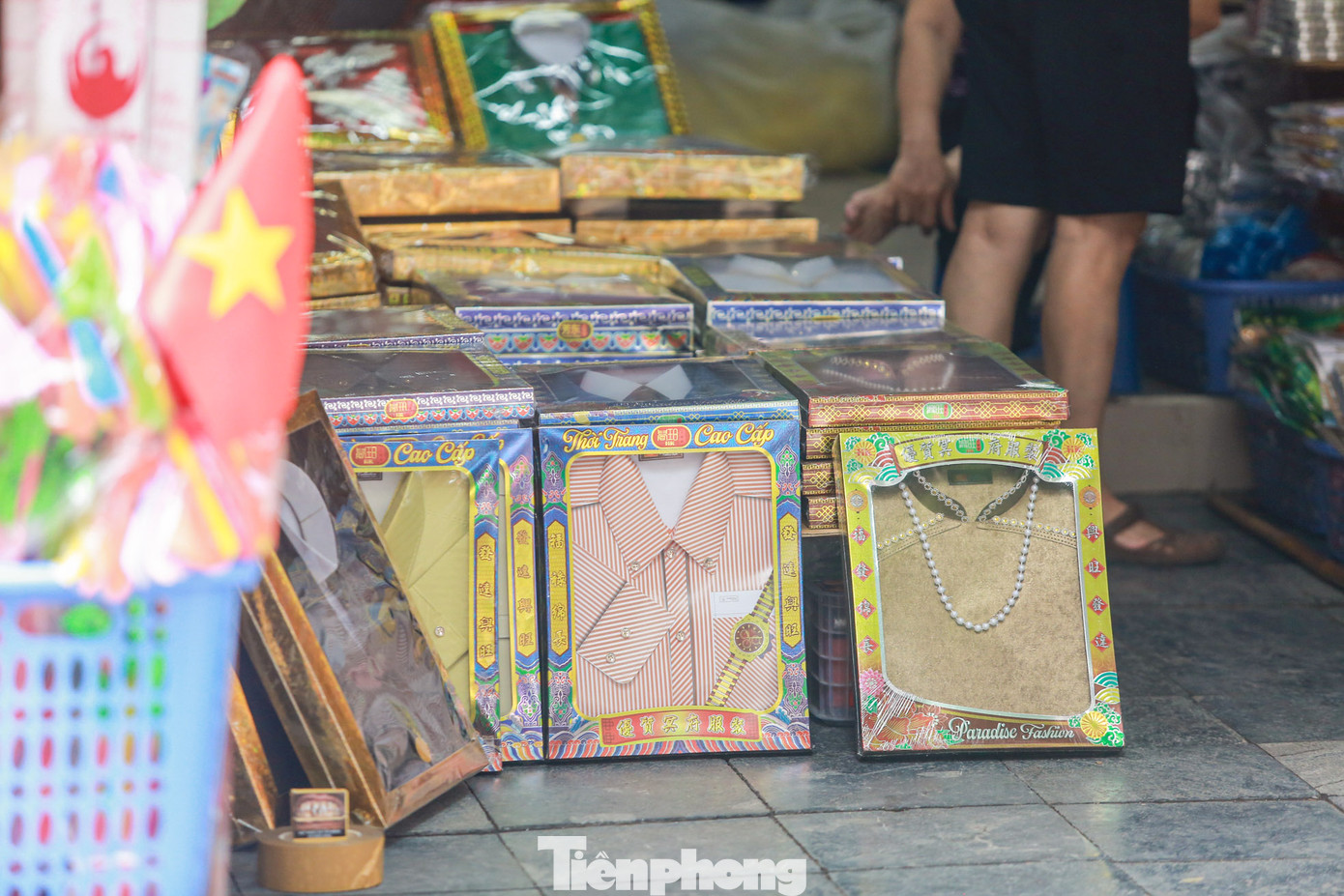 Những chiếc váy, quần áo bằng giấy được làm tỉ mỉ như đồ thật.