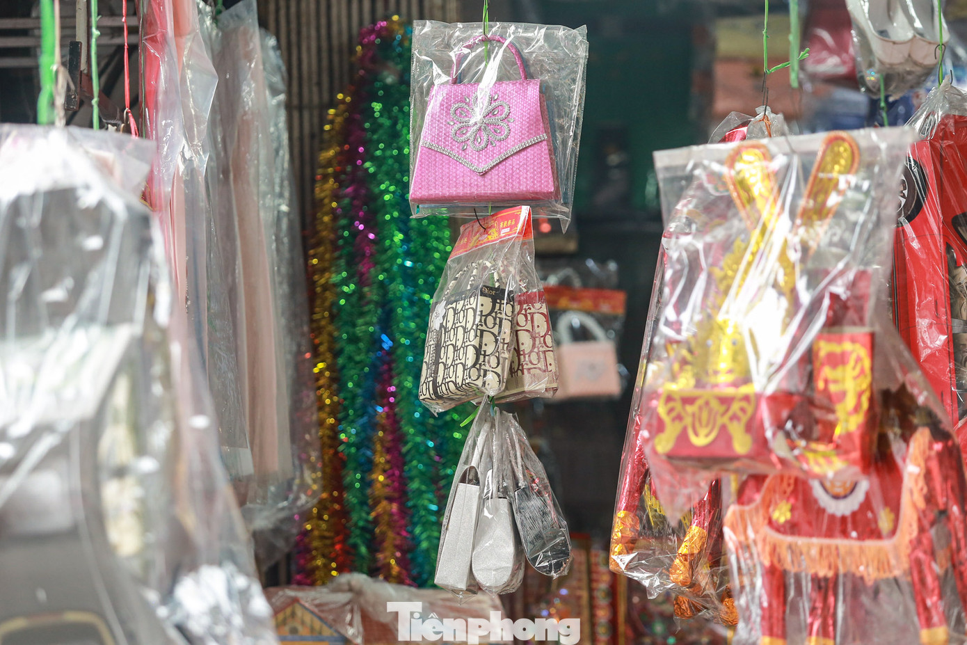 Thời trang hàng hiệu, trang sức, túi xách, nhà cửa, ti vi.... được bày la liệt trên hè phố.