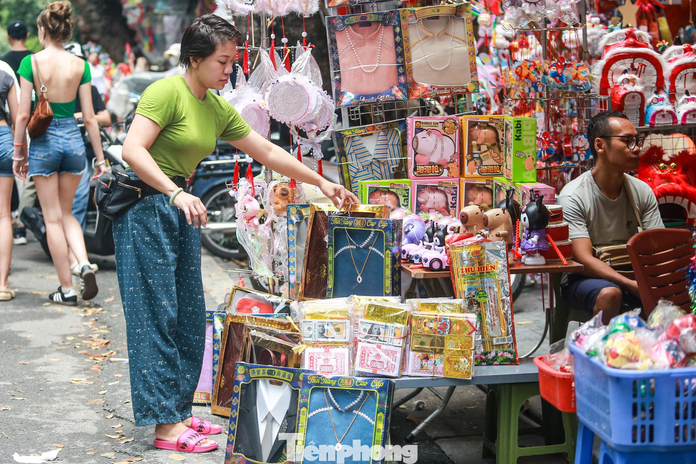 "Giờ cửa hàng chủ yếu chuyển sang bán đồ trang trí, bán đồ Trung thu, với những phụ kiện nho nhỏ, còn bán vàng mã chỉ là phụ, vì lượng mua giờ rất ít, không bõ công vận chuyển, nhập hàng", một tiểu thương chia sẻ.