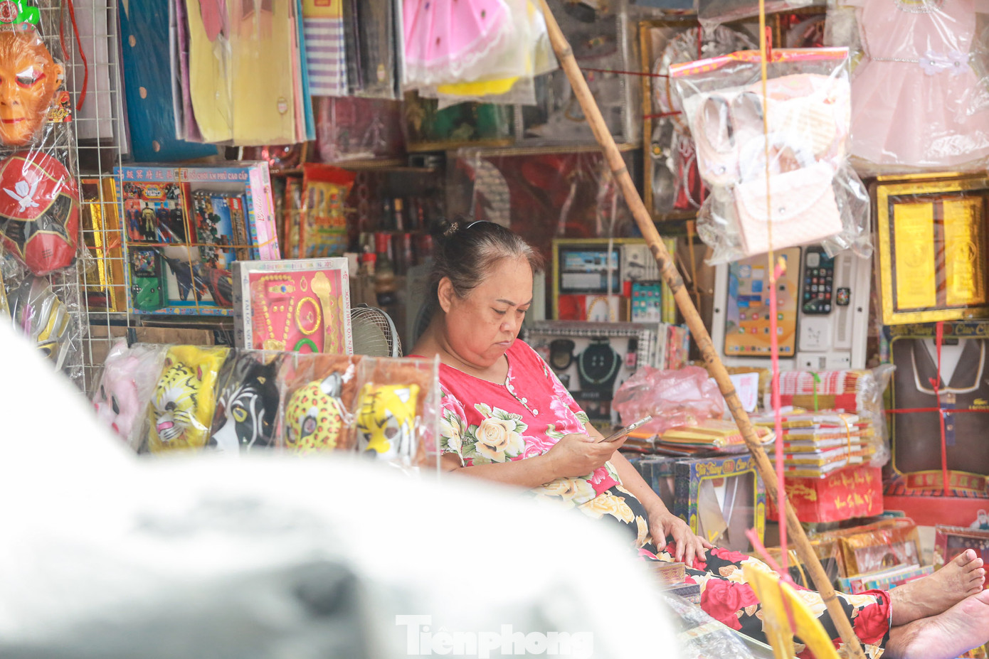 Thay vì hình ảnh tấp nập người ra người vào tại các cửa hàng như mọi năm, thì những chủ buôn lại được "ngồi chơi xơi nước". "Tôi không dám nhập nhiều hàng vì những năm gần đây lượng mua giảm đáng kể, một phần là người dân ít đốt, một phần là tại nhiều chùa bây giờ không cho hóa vàng nữa nên không ai mua", một tiểu thương chia sẻ.