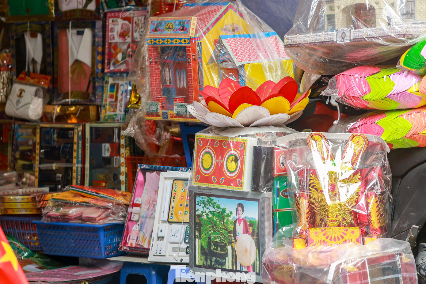 Thời trang hàng hiệu, trang sức, túi xách, nhà cửa, ti vi.... được bày la liệt trên hè phố.